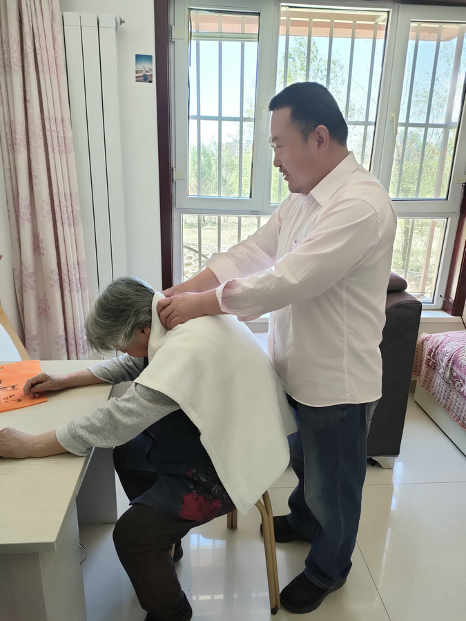 劉海洋為母親按摩調理.jpg