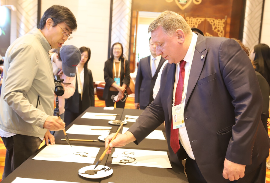 非遺、書法、文創(chuàng)齊亮相！2025年國(guó)家重要橋頭堡智庫(kù)論壇讓中外嘉賓讀懂北疆文化