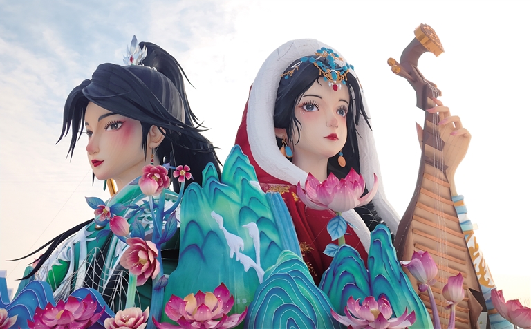 1767061372136862.jpg 融合了花木蘭與王昭君經(jīng)典故事的“雙嬌輝映”彩燈。.jpg