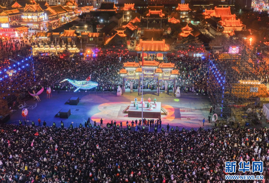 2025年12月31日晚，呼和浩特市玉泉區(qū)塞上老街旅游休閑街區(qū)跨年夜活動現(xiàn)場游人如織。新華網發(fā)（丁根厚 攝）.jpg