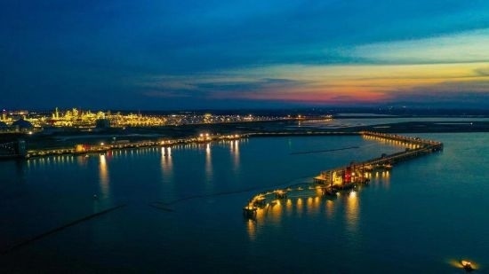 圖為中科煉化自建港口碼頭，30萬噸級原油泊位