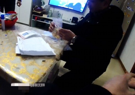 失主對(duì)照清單清點(diǎn)黃金等貴重物品。資陽(yáng)市公安供圖