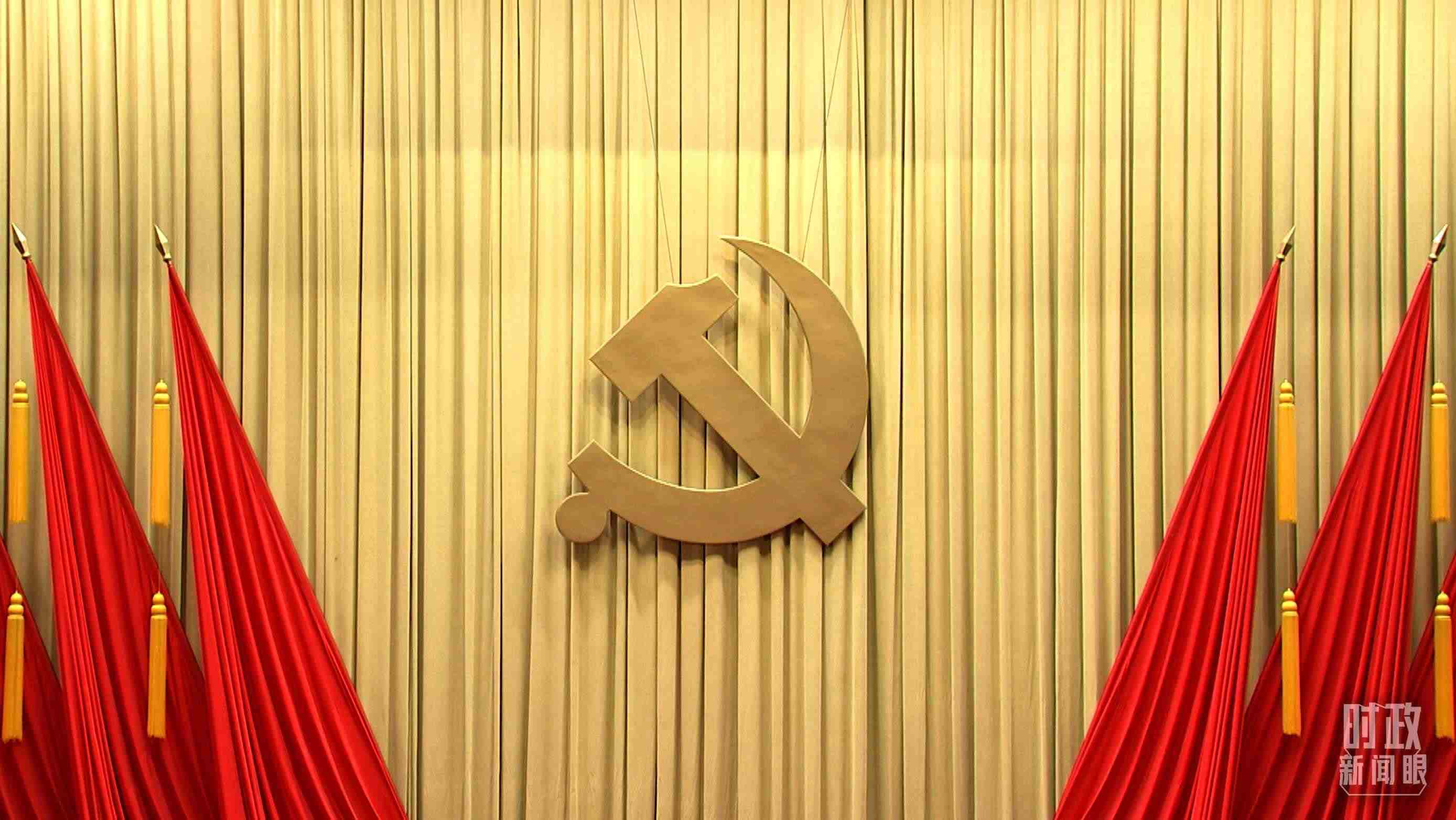 △會(huì)場(chǎng)上莊嚴(yán)的黨徽。（總臺(tái)央視記者郭鴻拍攝）