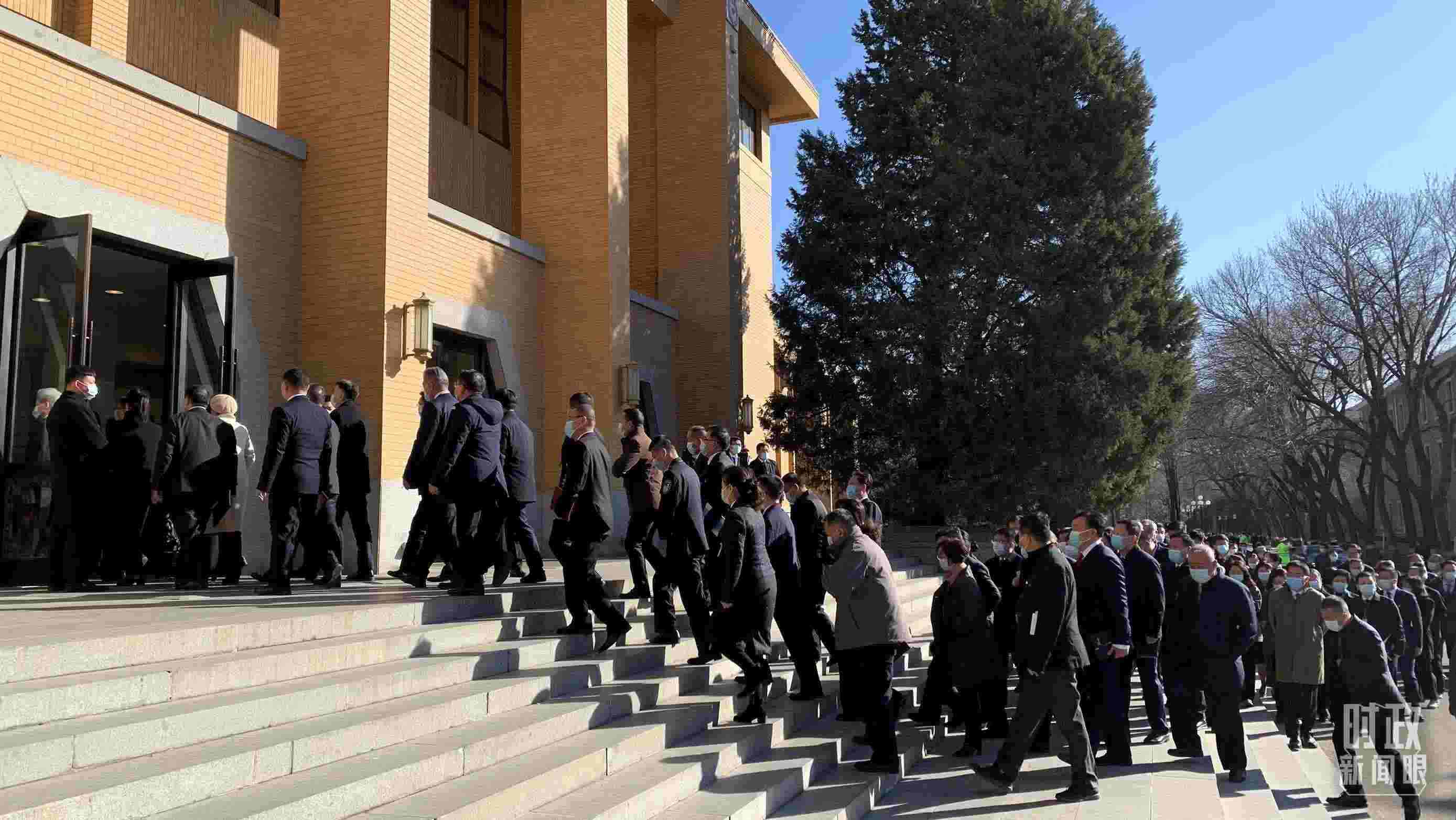 △參加這次慶祝大會(huì)暨開學(xué)典禮的與會(huì)人員正在步入會(huì)場(chǎng)。（總臺(tái)央視記者段德文拍攝）