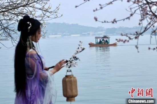 圖為游客在昆明湖畔游玩。<a target='_blank' data-cke-saved-href='/' href='/'><p align=