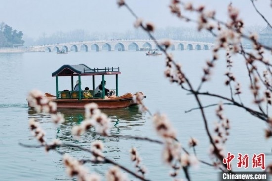 20日，頤和園游船開航。<a target='_blank' data-cke-saved-href='/' href='/'><p align=