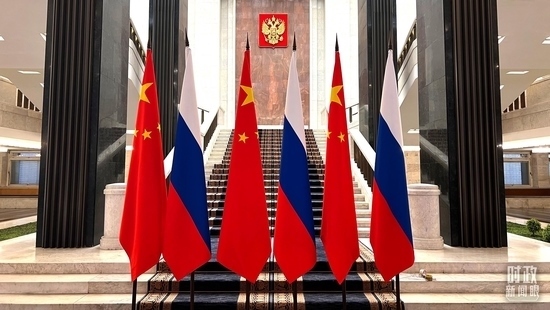 △習(xí)主席在這里同米舒斯京總理握手合影。（總臺(tái)央視記者程鋮拍攝）