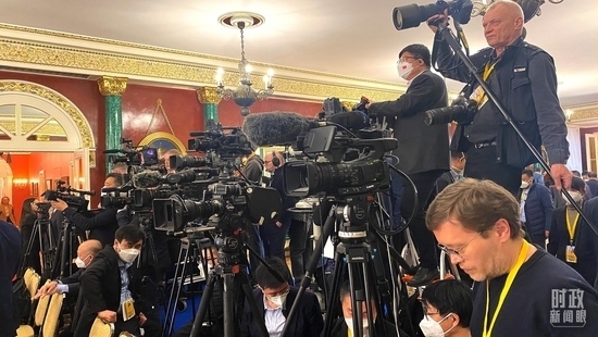 △等待中俄兩國(guó)元首共見(jiàn)記者的中外媒體同仁。（總臺(tái)央視記者段德文、李輝拍攝）