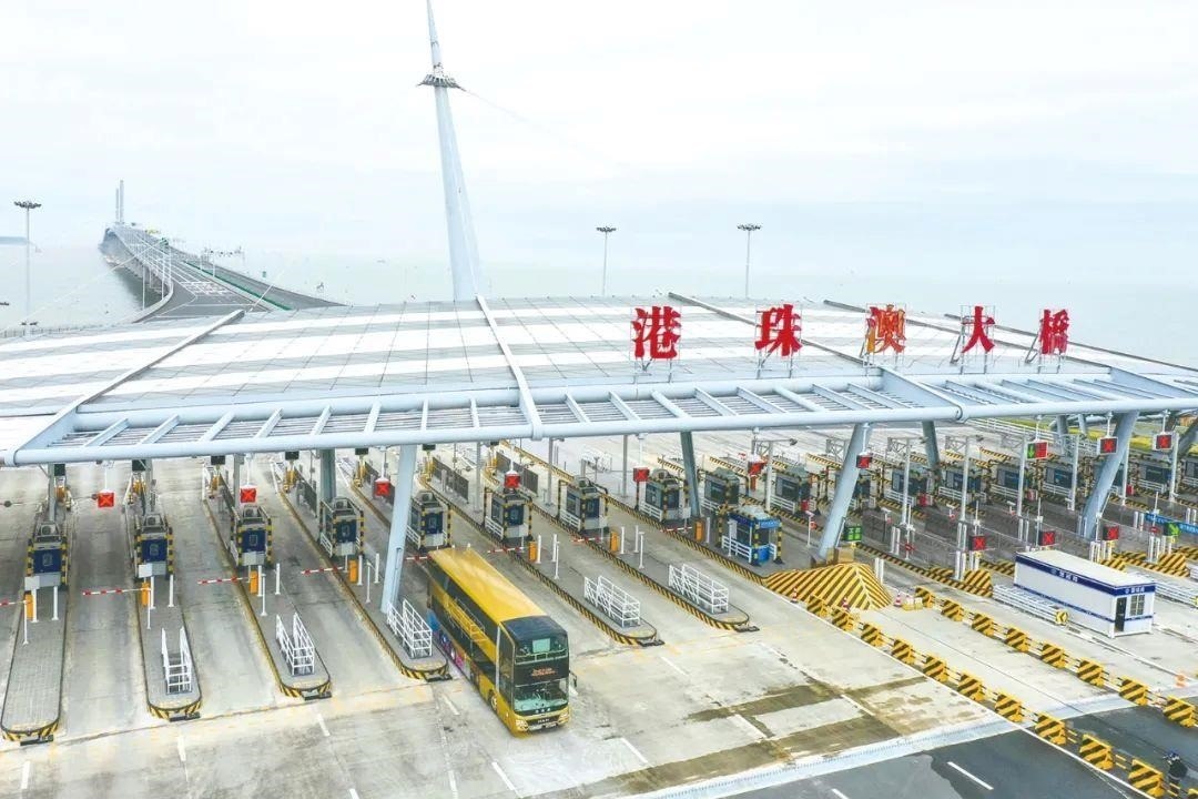 △一輛從香港開往珠海的港珠澳大橋穿梭巴士入境珠海。