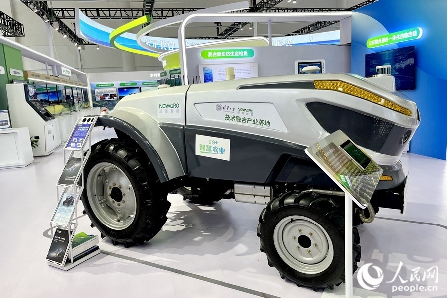 通過手機(jī)，就能指揮新能源無人駕駛拖拉機(jī)在田里作業(yè)。人民網(wǎng) 錢嘉禾攝