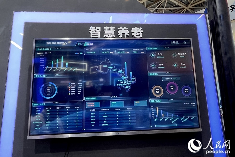 “意康養(yǎng)”智慧養(yǎng)老平臺(tái)充分利用信息化手段，把轄區(qū)內(nèi)社會(huì)資源充分整合和調(diào)配，滿足老年人多元的養(yǎng)老服務(wù)需求。人民網(wǎng) 錢嘉禾攝