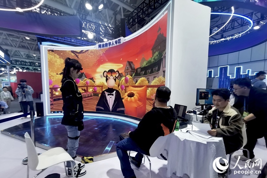 數(shù)字人主播“無聊猿”。人民網(wǎng) 葉青卿攝