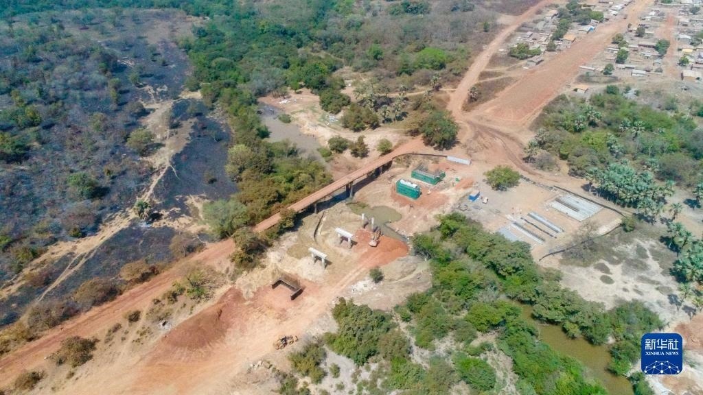 這是1月12日在科特迪瓦西北部奧迭內(nèi)省拍攝的北部公路項目施工現(xiàn)場（無人機照片）。新華社發(fā)（中國港灣工程有限責(zé)任公司供圖）