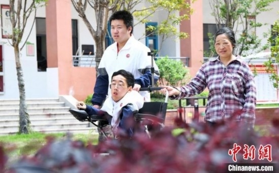 碰上天氣好，朱金祥就會利用休息時間，和鐘華強母親將其推出來賞賞花，曬曬太陽，呼吸一下外面的新鮮空氣。 卓忠偉 攝