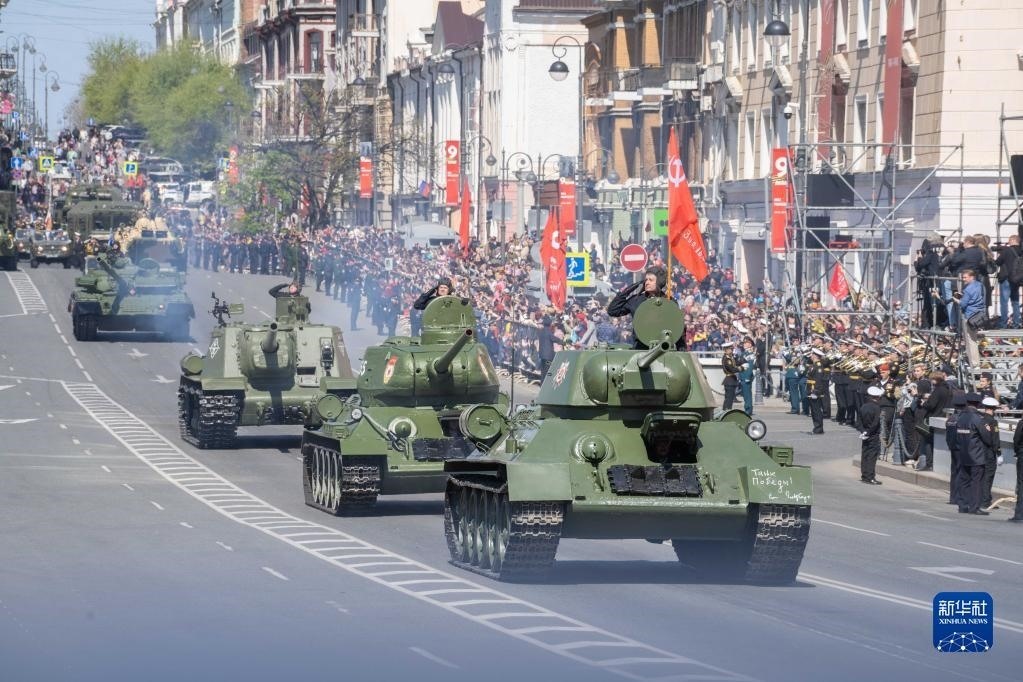 5月9日，在俄羅斯符拉迪沃斯托克市，坦克編隊參加閱兵式。新華社發(fā)（郭飛洲攝）