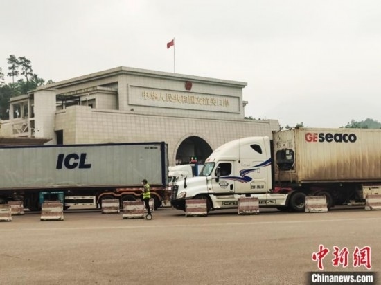 近日，位于中越邊境廣西憑祥市的友誼關(guān)口岸車(chē)水馬龍，裝載著東盟水果的跨境車(chē)輛來(lái)往不斷。黃艷梅 攝