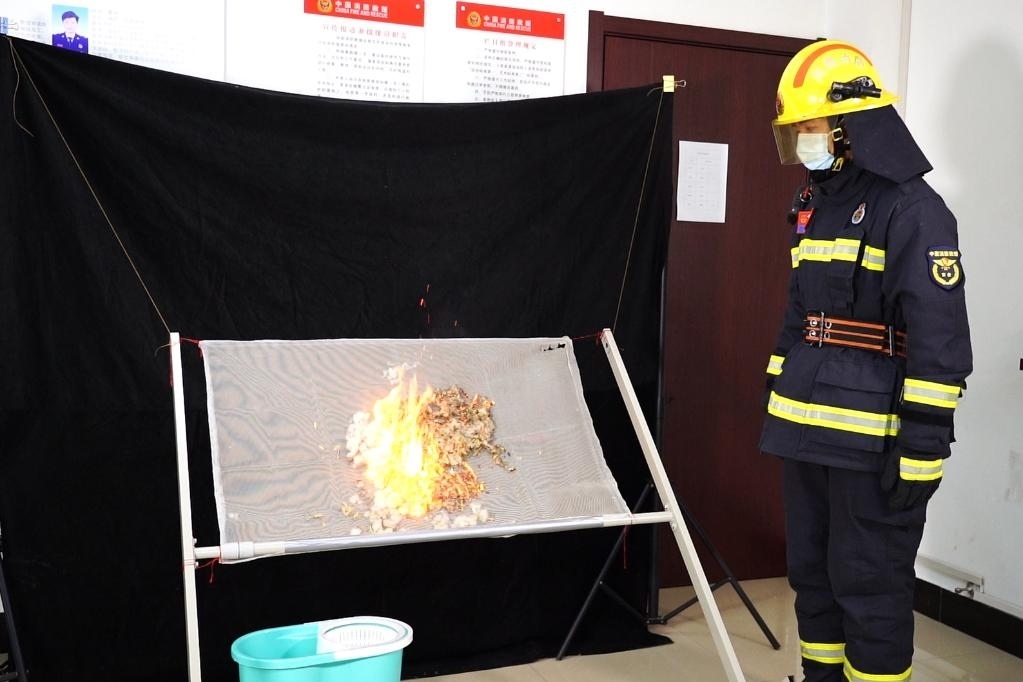 消防員在展示柳絮點(diǎn)燃實(shí)驗(yàn)。 張少欣 攝