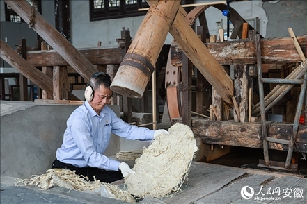 宣紙制作工藝——制簾。人民網(wǎng)記者 張俊攝