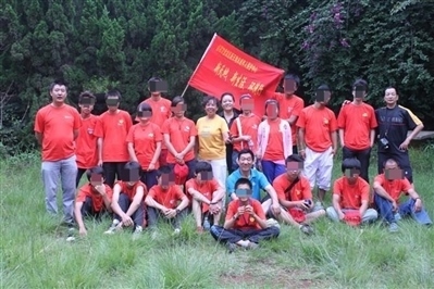 項(xiàng)目辦開展活動(dòng)合影，喬海云（后排中，黑衣）和張?jiān)氯纾ê笈庞乙唬? referrerpolicy=