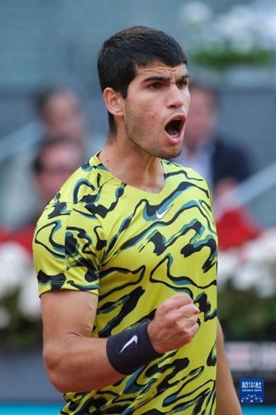 5月7日，阿爾卡拉斯在比賽中慶祝得分。當日，在西班牙馬德里網球公開賽男單決賽中，西班牙選手阿爾卡拉斯以2比1戰(zhàn)勝德國選手施特魯夫，奪得冠軍。新華社記者 孟鼎博 攝