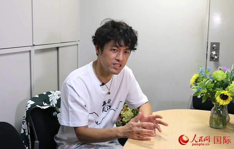 竹內亮接受人民網專訪。人民網 許可攝