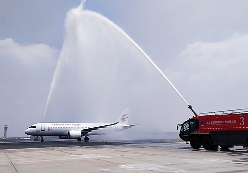 C919穿過象征民航最高禮儀的“水門”。東航供圖