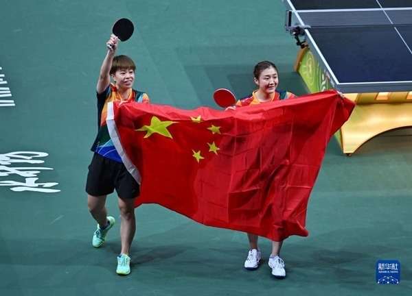 5月27日，陳夢（右）/王藝迪慶祝勝利。當(dāng)日，在南非德班進(jìn)行的2023年世界乒乓球錦標(biāo)賽女子雙打決賽中，中國選手陳夢/王藝迪以3比0戰(zhàn)勝韓國選手田志希/申裕斌，奪得冠軍。新華社記者 陶希夷攝