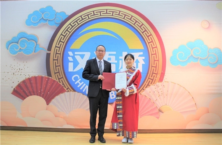 中國(guó)銀行首爾分行行長(zhǎng)周建軍為大學(xué)生組冠軍頒獎(jiǎng)并頒發(fā)就業(yè)證書(shū)。首爾孔子學(xué)院供圖