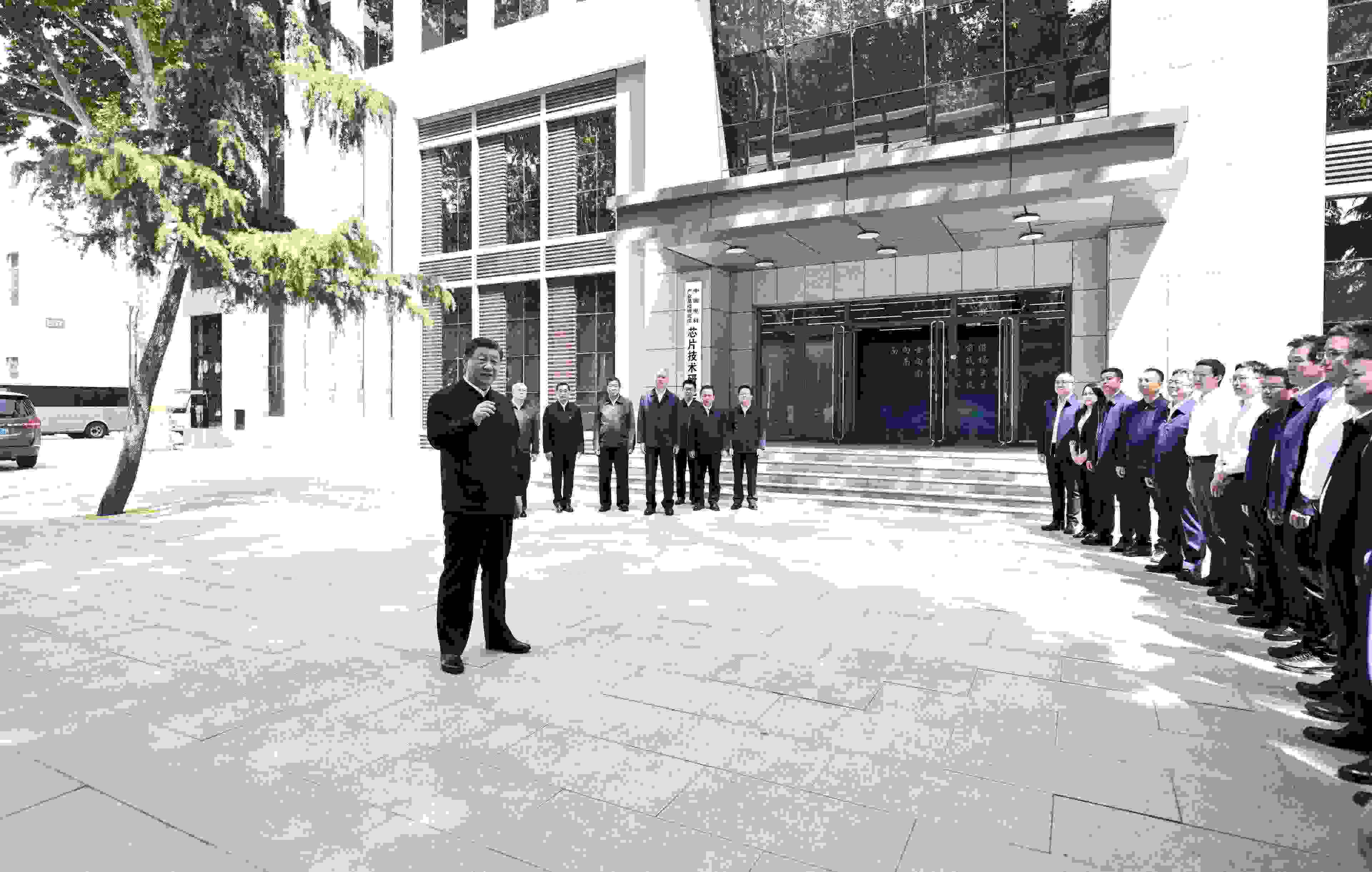 △2023年5月12日，習(xí)近平總書記在中國電科產(chǎn)業(yè)基礎(chǔ)研究院同科技工作者交流。