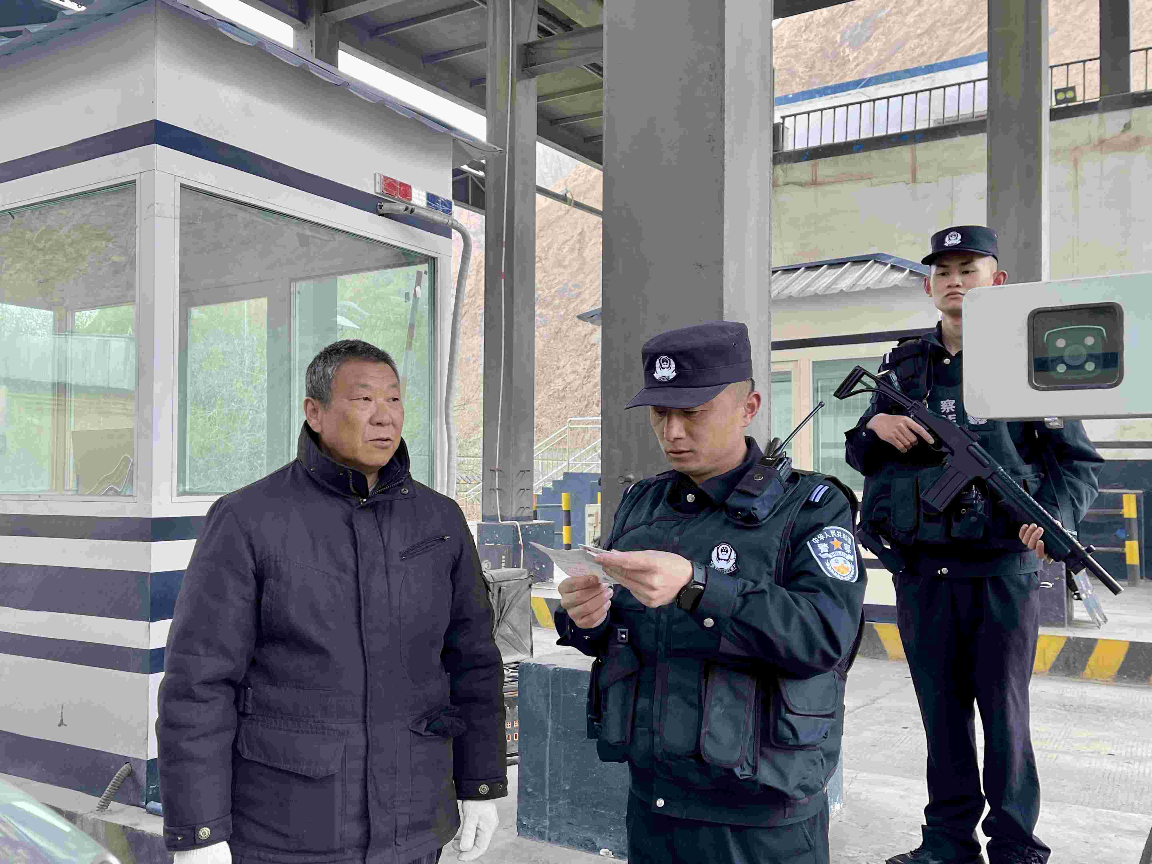 在庫(kù)地邊境檢查站，陳暢核對(duì)進(jìn)出邊境管理區(qū)人員信息。人民網(wǎng) 周靜圓攝