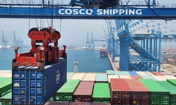 圖為“東方西班牙”輪在裝載貨物。人民網(wǎng)記者 管克江 攝