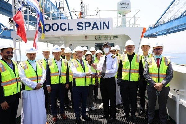 圖為與會嘉賓參觀“東方西班牙”輪。中遠(yuǎn)海運(yùn)港口阿布扎比碼頭供圖