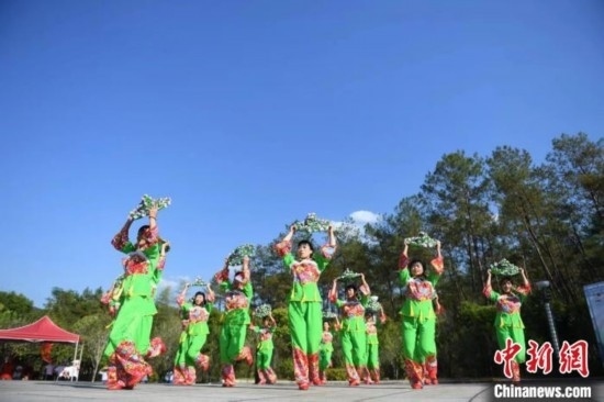 市民在跳廣場舞。 唐小晴 攝