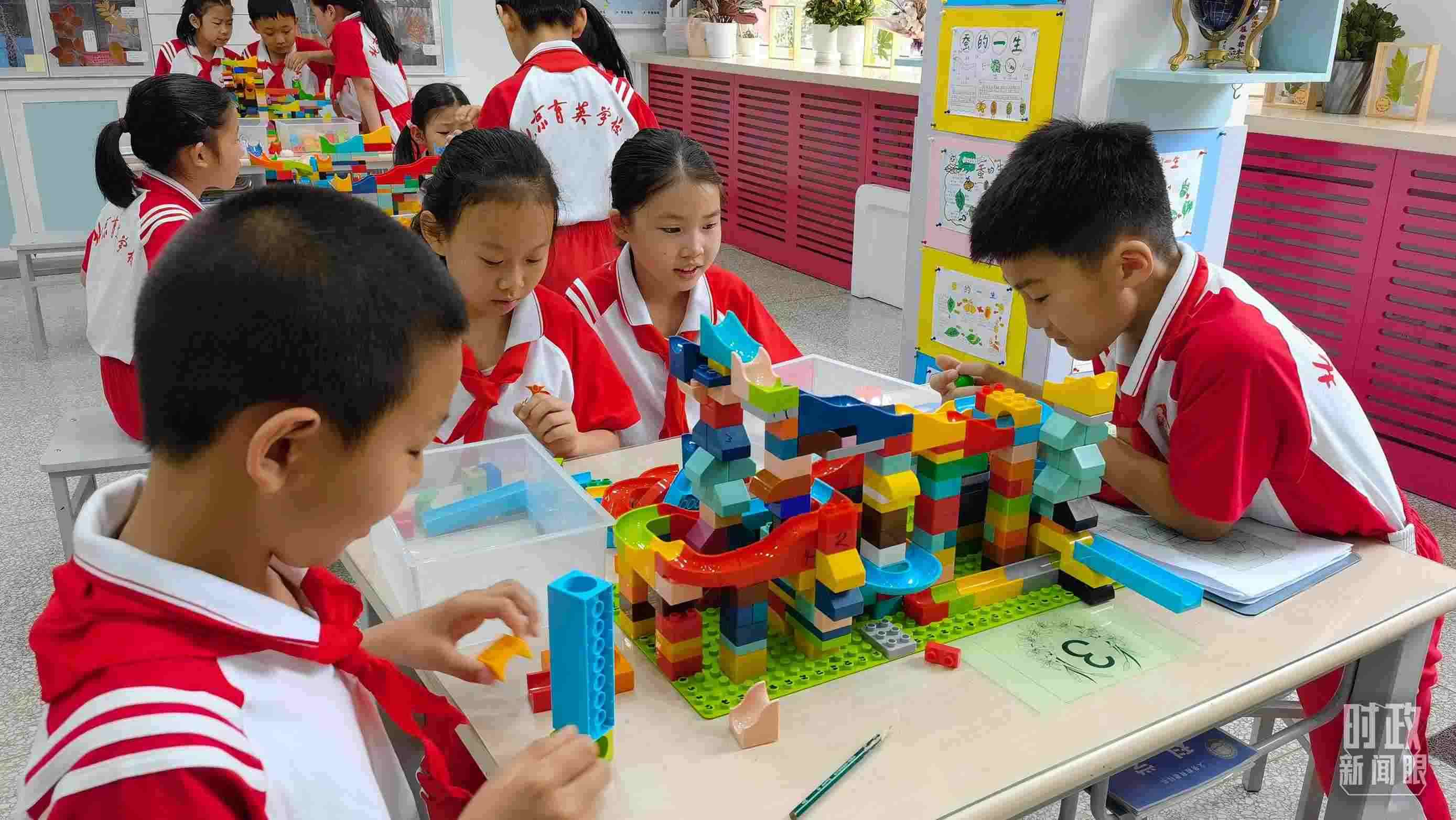 △正在搭建過山車模型的學(xué)生們。（總臺央視記者石丞拍攝）