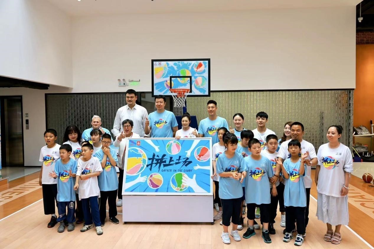 嘉賓與特奧小運動員在活動結(jié)束后合影。人民網(wǎng)記者 郝帥攝