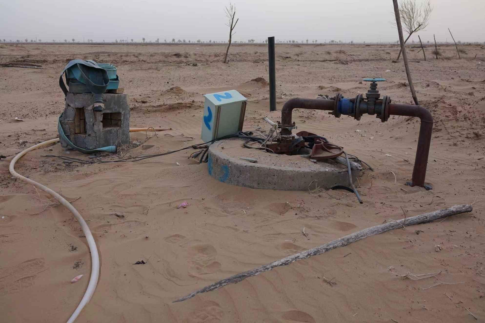 項(xiàng)目地以北的一個澆灌機(jī)井。 人民網(wǎng)記者 游天燚攝