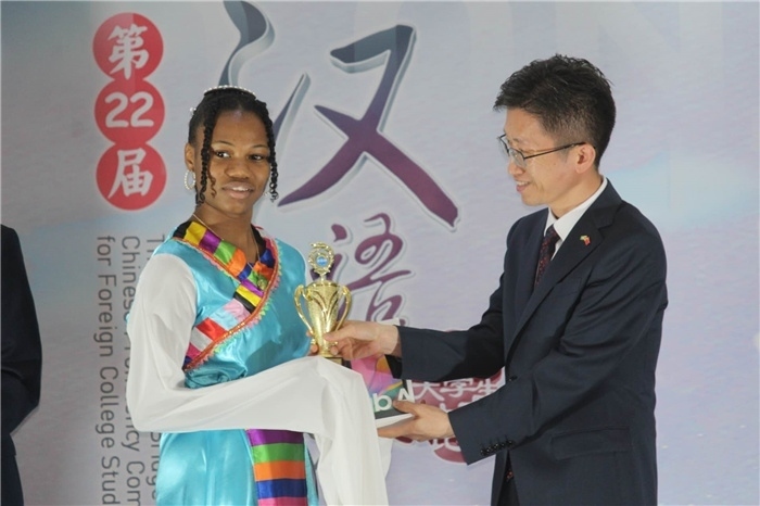 黃瑞參贊為獲獎選手頒發(fā)二等獎。圭亞那大學孔子學院供圖