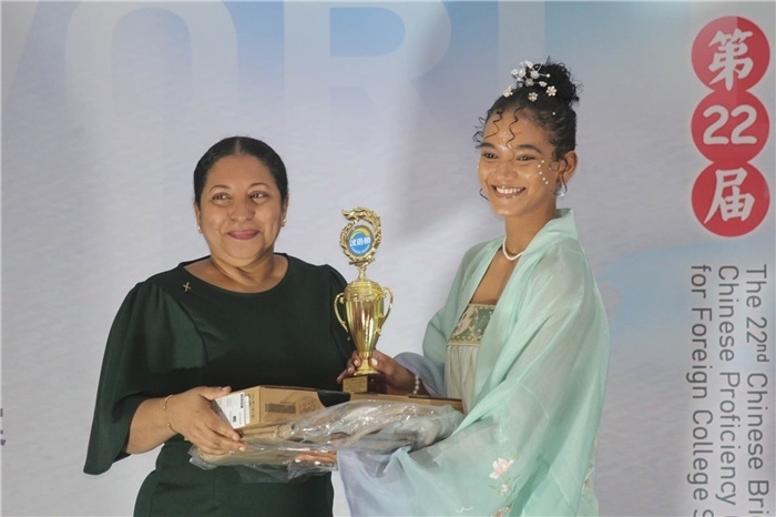 圭亞那大學校長默罕默德為獲獎選手頒發(fā)一等獎。圭亞那大學孔子學院供圖