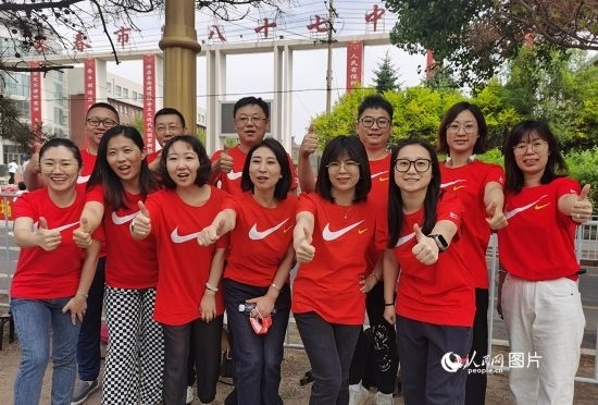 6月7日一早，陽光明媚，天氣涼爽，在長(zhǎng)春市第八十七中學(xué)，考生們正陸續(xù)進(jìn)入考場(chǎng)。親友團(tuán)為參加高考的學(xué)子們加油鼓勁。人民網(wǎng)記者 王帝元攝
