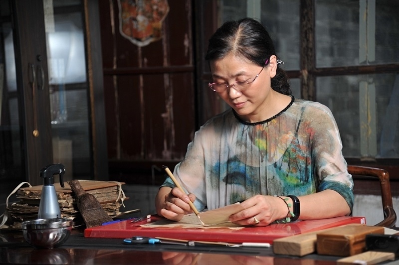 天一閣古籍修復師工作場景。天一閣博物院供圖