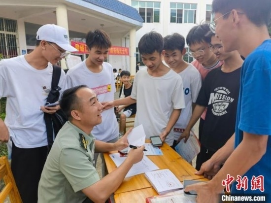 專(zhuān)武干部在講解相關(guān)政策。韋碩 攝