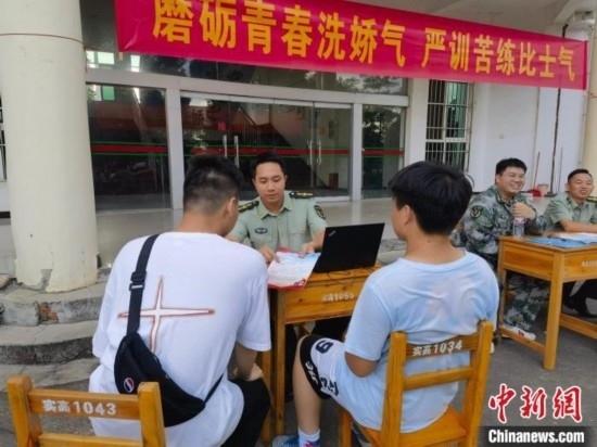 專(zhuān)武干部在講解相關(guān)政策。韋碩 攝