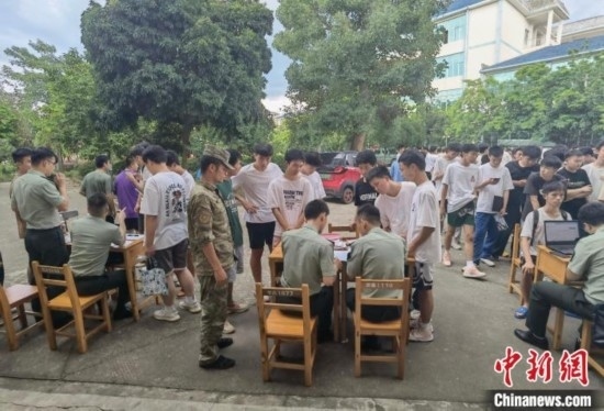 專(zhuān)武干部在發(fā)放兵役登記證。韋碩 攝