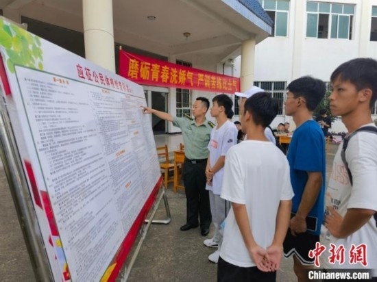 專(zhuān)武干部在講解應(yīng)征體檢標(biāo)準(zhǔn)。韋碩 攝