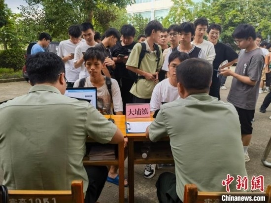 專(zhuān)武干部在發(fā)放兵役登記證。韋碩 攝