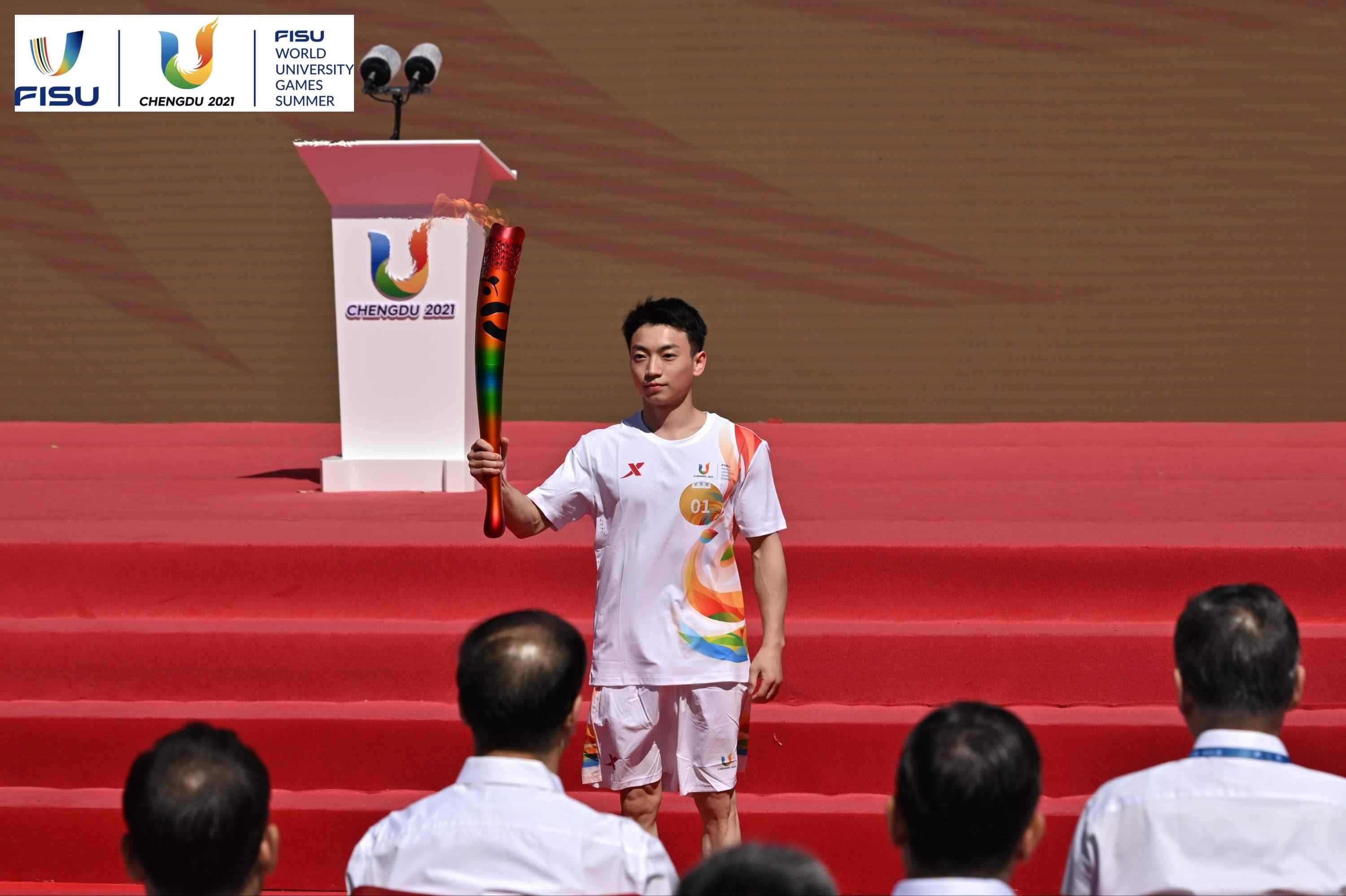 成都大運會火炬手、奧運冠軍鄒敬園高舉火炬。 圖片來源：成都大運會執(zhí)委會供圖