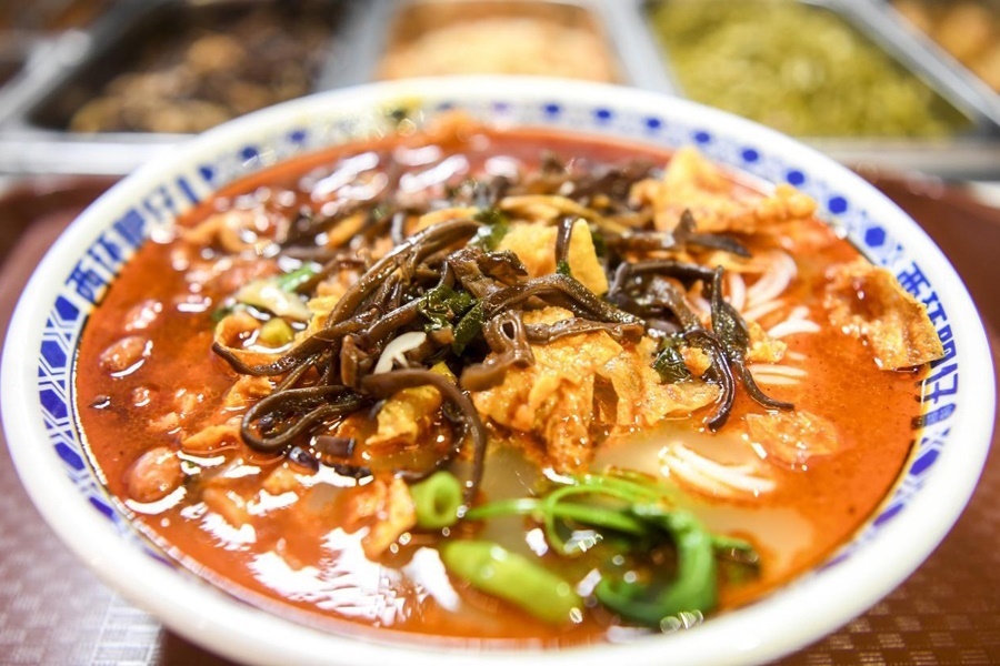 這是廣西柳州市街邊一家螺螄粉店制作的螺螄粉。新華社記者 曹祎銘 攝