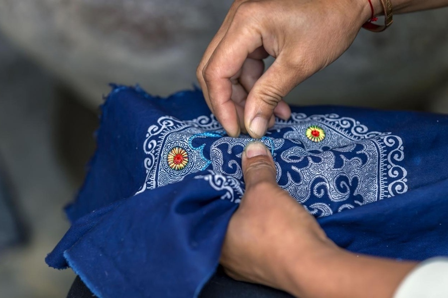 在貴州省黔西市新仁苗族鄉(xiāng)化屋村，村民在制作苗繡。新華社記者 范暉 攝