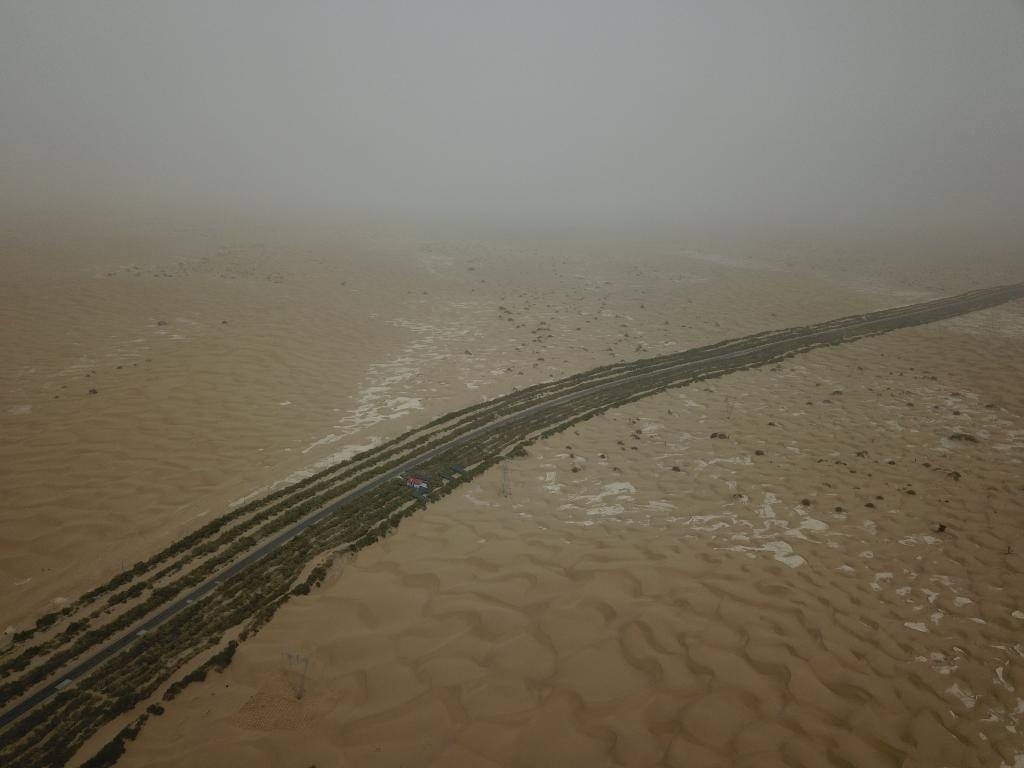 這是2019年8月12日拍攝的塔里木沙漠公路兩側(cè)的綠色屏障（無人機照片）。新華社記者宿傳義攝