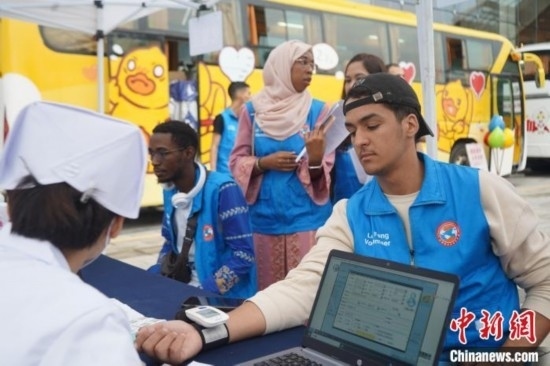 6月13日，在第20個(gè)世界獻(xiàn)血者日前夕，20名在贛留學(xué)生組團(tuán)前往血站獻(xiàn)血。吳迪 攝